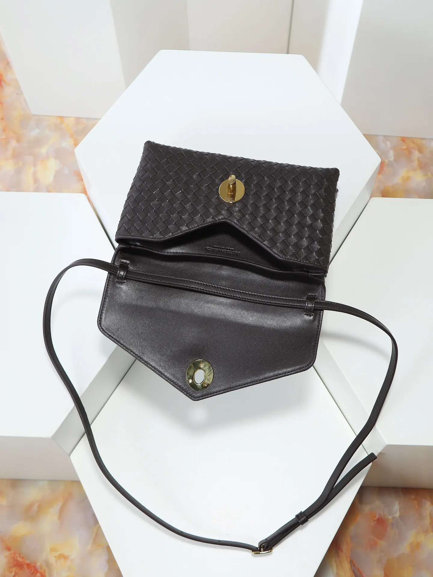 980. BV's new early spring bag Knot Lock series is now on the market! The entire bag shape is presented with 10mm Intrecciato weaving technology, and is equipped with Knot x3 rotating buttons! There are compartments and multiple card slots inside! It is a versatile commuter bag that can be used in various occasions. It has multiple carrying methods, and the shoulder strap is also detachable, hand-held, shoulder-carrying, and cross-body. Retro and fashionable, the exquisite old money style is easy to handle! Size: 25*16*5.5cm Style number: 817191